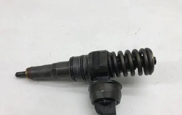 Volkswagen Golf V Fuel injector 038130073BN