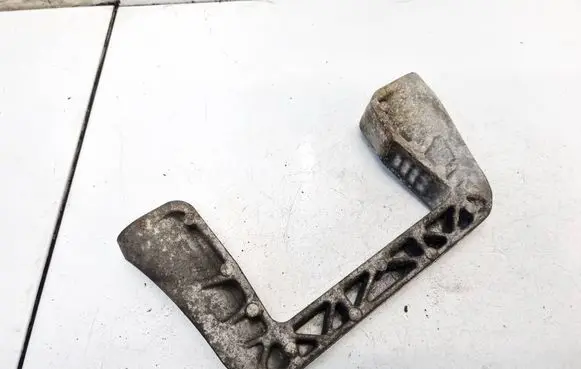 Engine mounting bracket