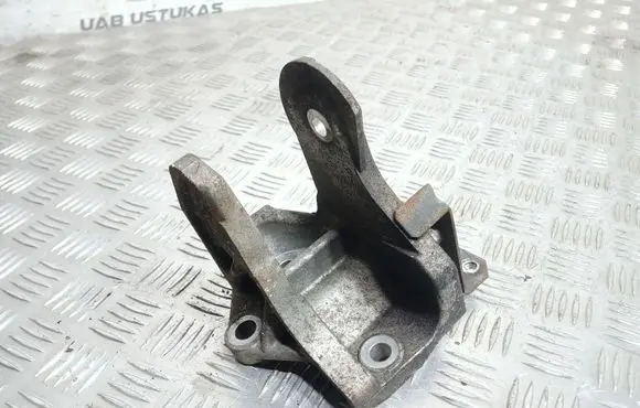 Mitsubishi Lancer VIII Engine mounting bracket 701330