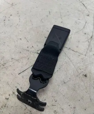 Maserati Ghibli Middle seatbelt buckle (rear) 6700125140 622463300B