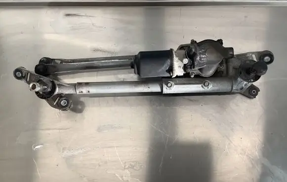 Honda FR-V Front wiper linkage and motor 32238