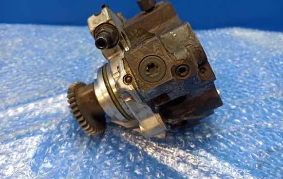 Mercedes-Benz CLS C219 Fuel injection high pressure pump A6420700201 0445010095 BOSCH