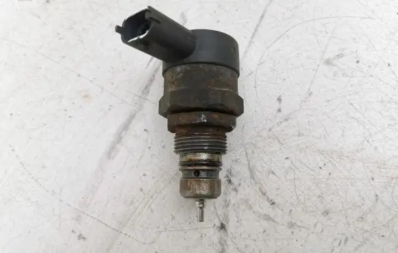 Toyota Yaris Fuel pressure regulator 0281002626