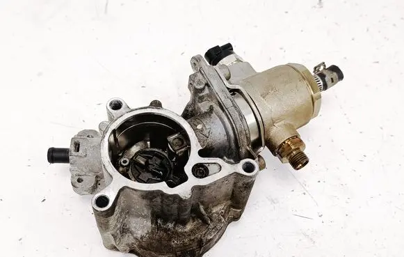 Audi A4 S4 B8 8K Fuel injection high pressure pump 06J145100G