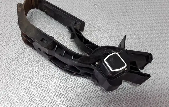 Mercedes-Benz C W203 Accelerator throttle pedal A21130100