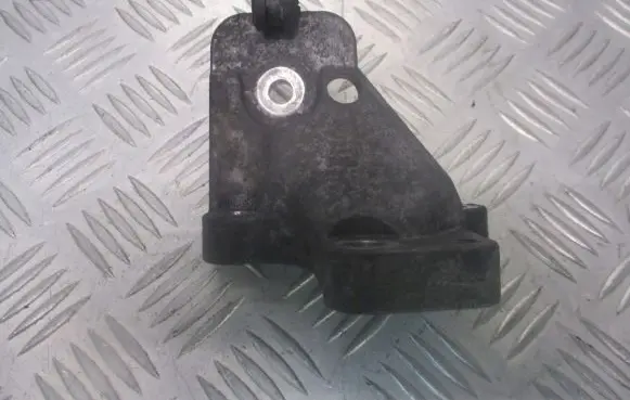 Volvo V70 Engine mounting bracket