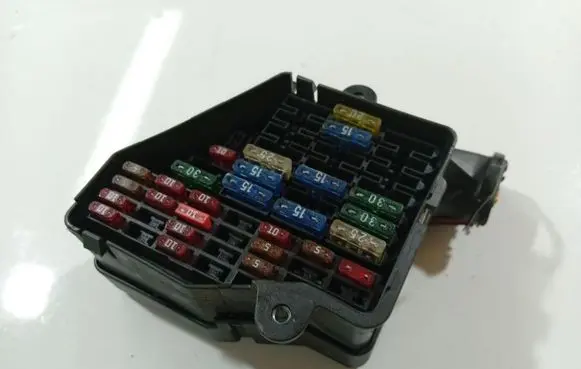 Volkswagen PASSAT B5 Fuse box set 3642787