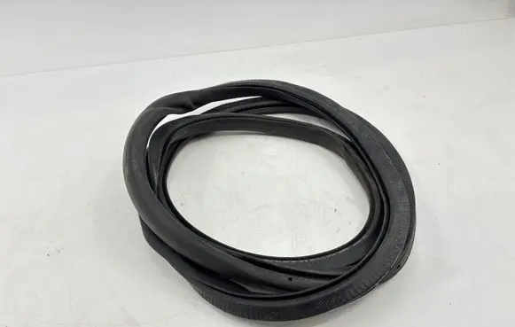 Volkswagen PASSAT B7 Rear door rubber seal (on body) 3C9867913B