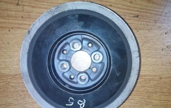 Volkswagen PASSAT B5 Crankshaft pulley 038105243