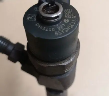Opel Insignia A Fuel injector 0445110327