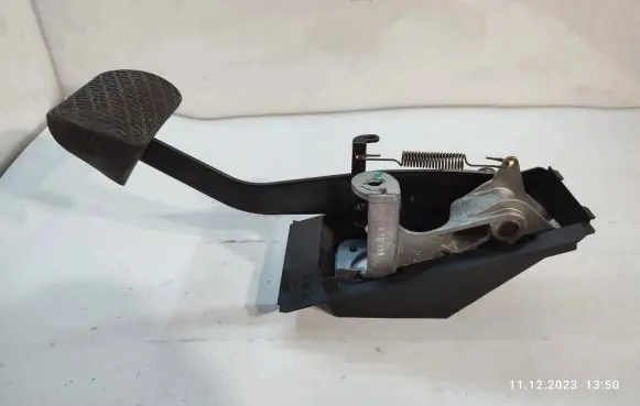 Mercedes-Benz S W221 Brake pedal A2216840718 P0112579