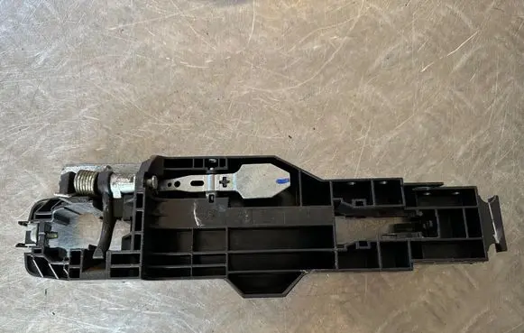 Nissan Juke I F15 Front door exterior handle/bracket 