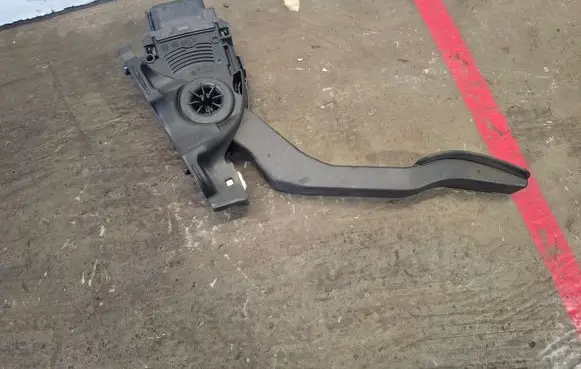 Accelerator throttle pedal