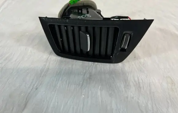 Volvo XC90 Dash center air vent grill 31651282
