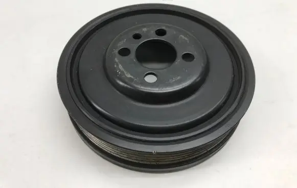 Volkswagen PASSAT B6 Crankshaft pulley 03G103243