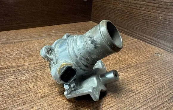 Iveco Daily 3rd gen Thermostat/thermostat housing 504387382