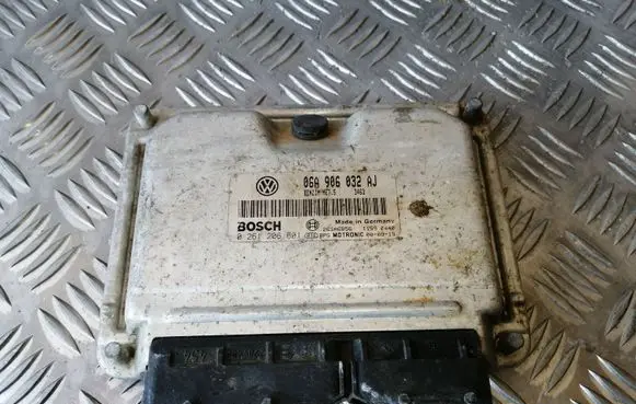 Seat Alhambra (Mk1) Engine control unit/module 06A906032AJ 0261206601