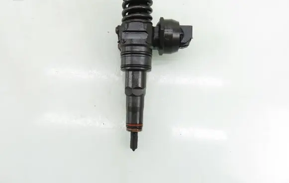 Volkswagen Golf V Fuel injector 0414720215 038130073AG