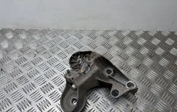 Audi A4 S4 B7 8E 8H Engine mounting bracket 8E0199351
