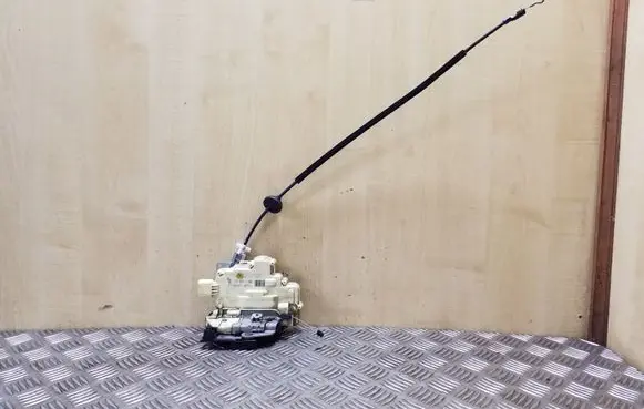 Volkswagen Eos Front door lock 1P2837015