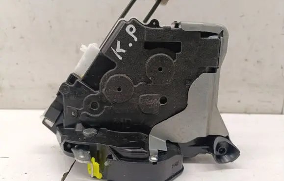 Toyota Yaris XP210 Front door lock