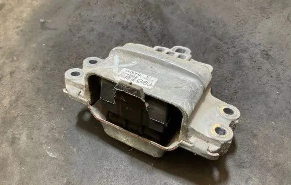 Volkswagen PASSAT B7 Engine mount bracket 1K0199555
