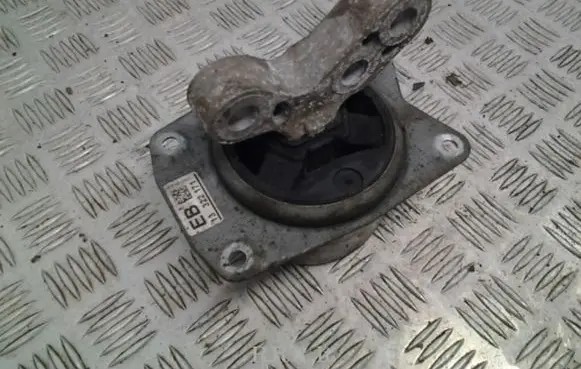 Opel Insignia A Engine mount bracket 13322171