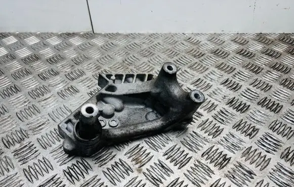 Volkswagen Golf VII Engine mounting bracket 04L199207