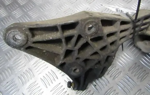 Engine mounting bracket
