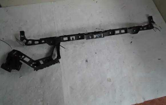 Rear bumper mounting bracket