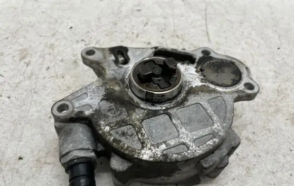 Volkswagen PASSAT B7 Vacuum pump 03L145100