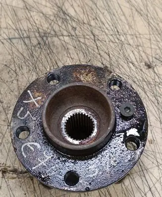 Rear wheel hub spindle/knuckle