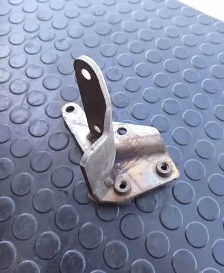 Volkswagen PASSAT B8 Muffler mount bracket/holder 04L131561J 01S91