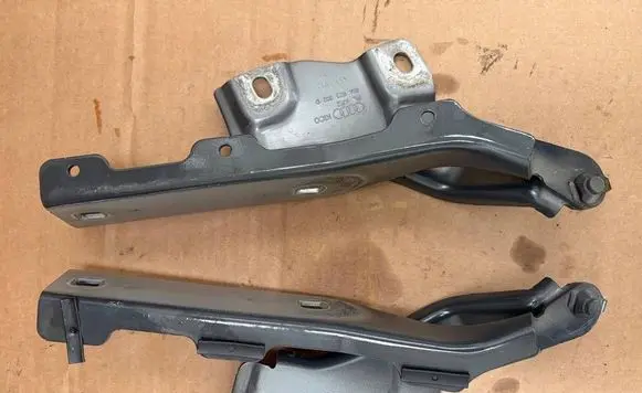 Audi Q2 - Engine bonnet/hood hinges