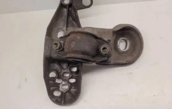 Audi A4 S4 B7 8E 8H Engine mounting bracket 8E0199351M
