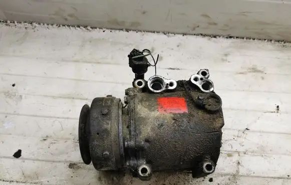 Mitsubishi Pajero Sport I Air conditioning (A/C) compressor (pump) MR360532 3120421 MSC105C