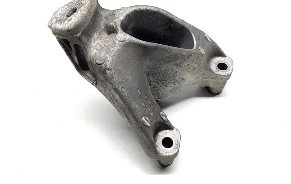 Engine mounting bracket