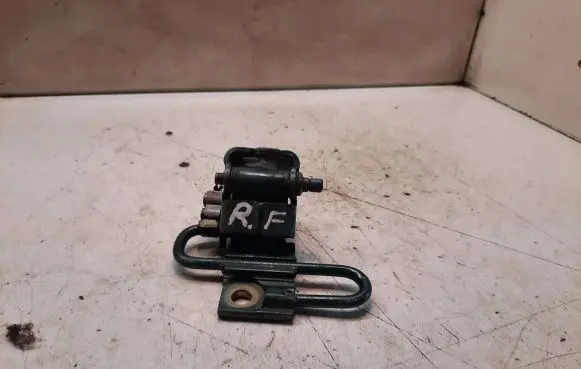 Volkswagen Golf IV Front door lower hinge 4B0831412B