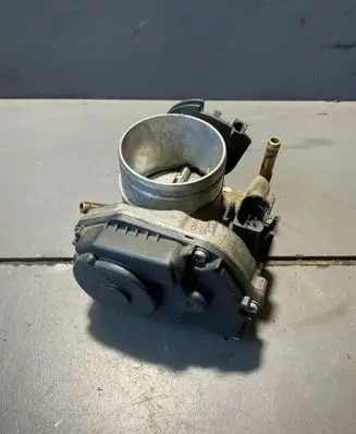 Volkswagen Golf IV Throttle valve 06A133064J