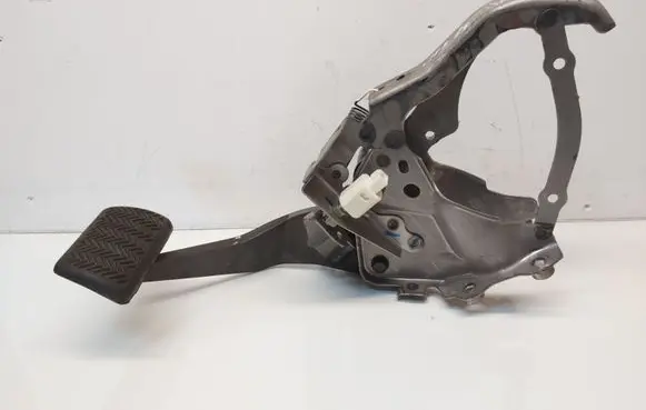 Toyota RAV 4 (XA40) Brake pedal