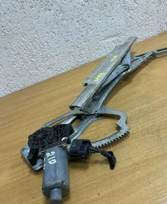 Mercedes-Benz E W210 Front door electric window regulator 0130821708 D8229