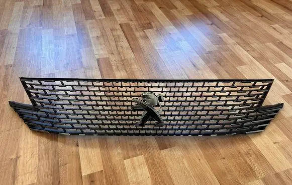Peugeot 5008 II Front bumper upper radiator grill 9836842277