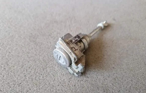 Toyota Hilux (AN10, AN20, AN30) Front door lock (next to the handle) 