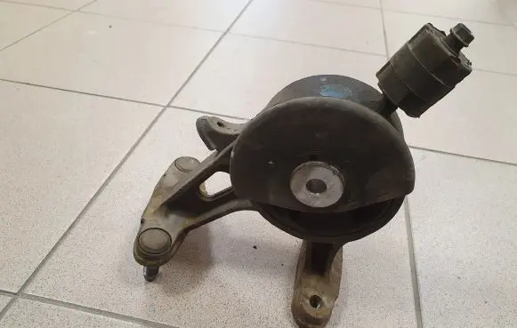 Toyota Avensis T270 Engine mount bracket