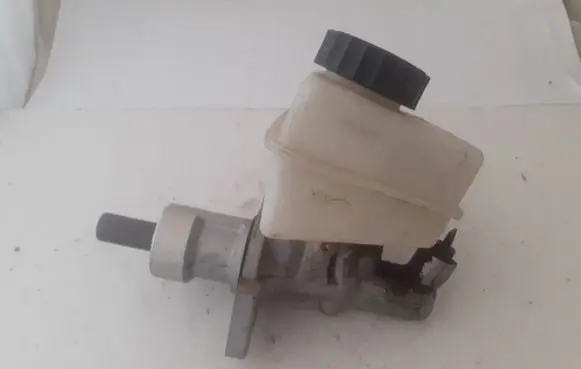 Mercedes-Benz E W210 Master brake cylinder A2024300202