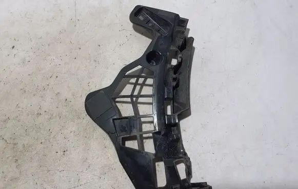 Rear bumper mounting bracket