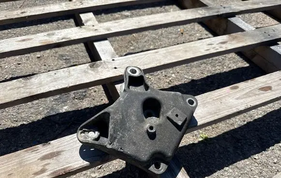 Opel Vivaro Engine mount bracket 93854645 8200426803