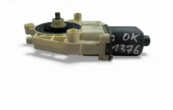 Mercedes-Benz A W176 Front door window regulator motor A2469065100