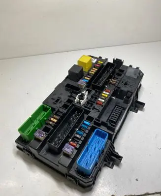 Opel Zafira B Fuse module 13220831