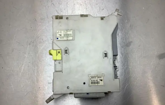 Lexus GS 300 350 430 450H Fuse module 8273030B61 0193 6K29071